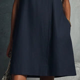 Sötétkék női miniruha kerek kivágással, aszimmetrikus gombolással és oldalzsebbel