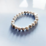 Pulseira de Pedra Preciosa Natural com Charme de Pata e Coração – Design Artesanal