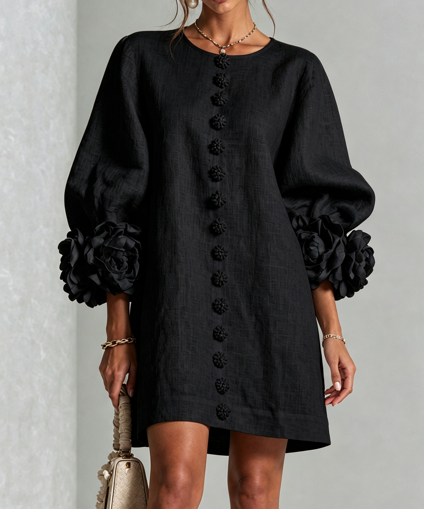 Rochie mini de damă cu nasturi florali, mâneci 3/4 și manșete în formă de trandafir