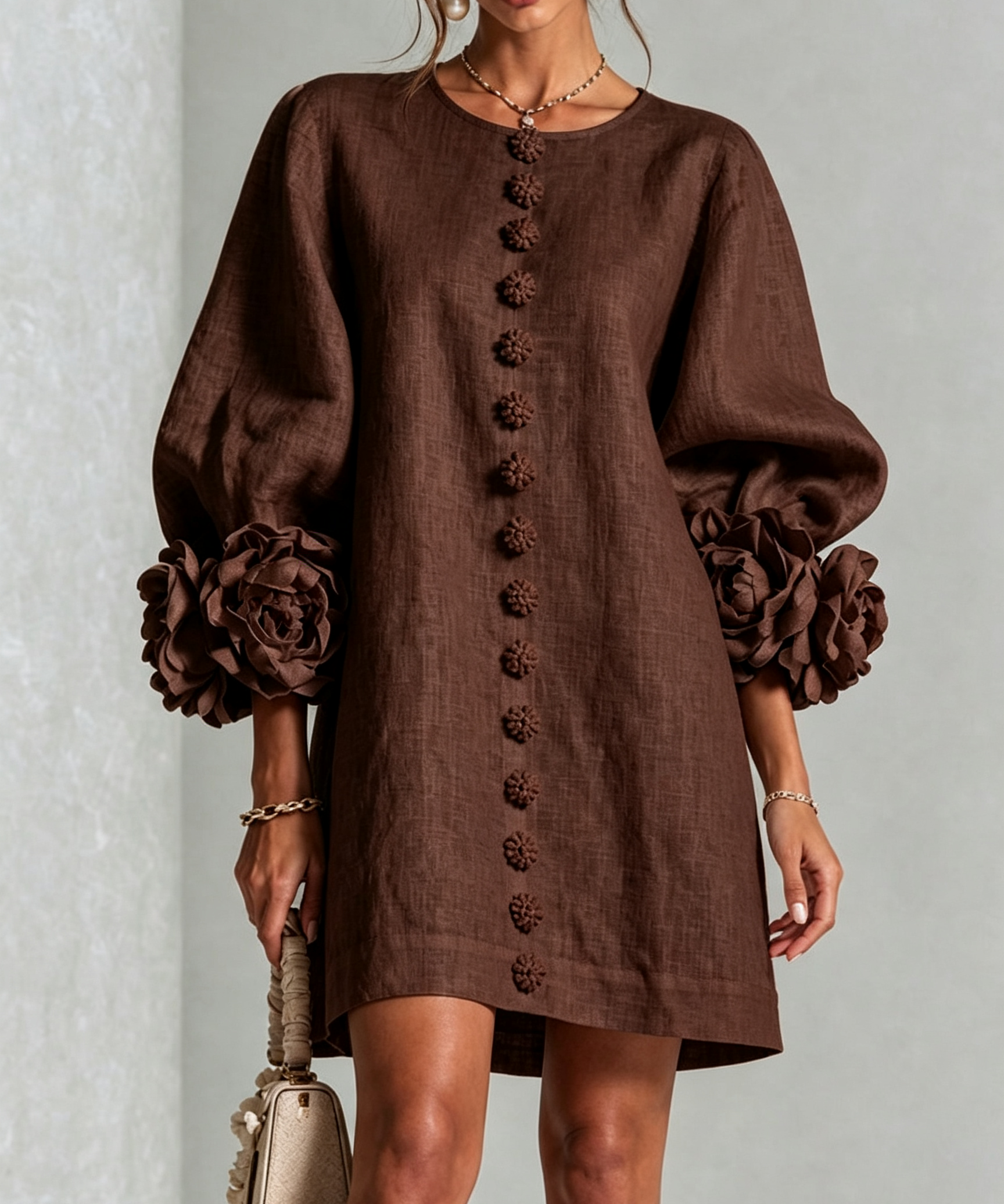 Rochie mini de damă cu nasturi florali, mâneci 3/4 și manșete în formă de trandafir
