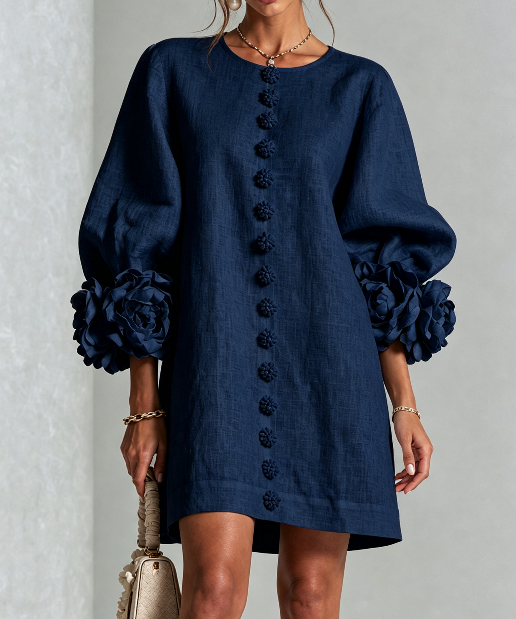 Rochie mini de damă cu nasturi florali, mâneci 3/4 și manșete în formă de trandafir