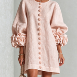 Rochie mini de damă cu nasturi florali, mâneci 3/4 și manșete în formă de trandafir